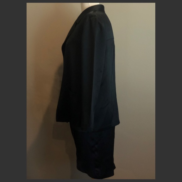 ✨Vintage CHANEL 2002 Collection CC Logo Black Silk Suit Jacket Blazer